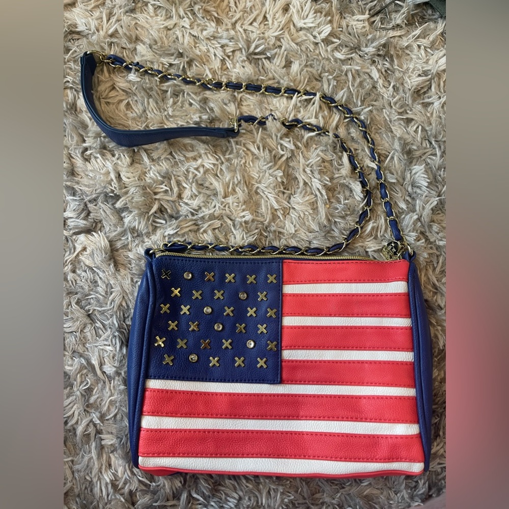 BETSEY JOHNSON American Flat purse with gold chain detail 😍😍😍